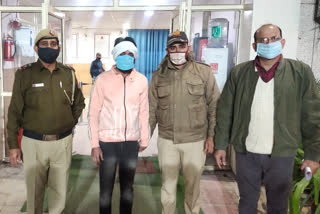 Rajouri Garden Police busted a mobile theft gang and caught a thief