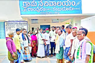 farmers locked grama sachivalayam for crop oinsurance