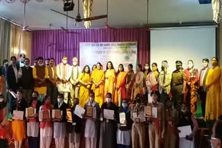 सुभाष चंद्र बोस पीजी कॉलेज में पुरस्कार वितरण का आयोजन.