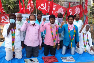 nirmal-left-party-leaders-support-farmers-standing-on-their-knees