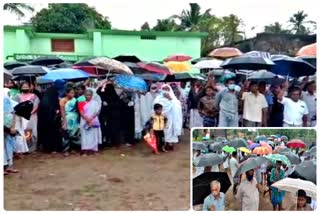 கொட்டும் மழையில் காத்திருப்பு போராட்டம்