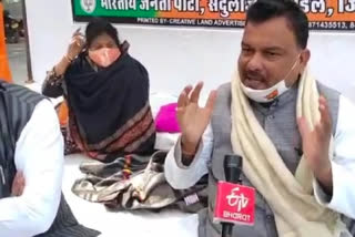 BJP workers hunger strike at saidulajab in delhi against AAP over mcd fund