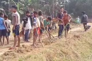 ছয়গাঁৱৰ দোলেদোঙাত কণ কণ শিশু নামি পৰিছে পথ মেৰামতিত