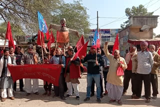 प्रदर्शन करते सीपीआई कार्यकर्ता