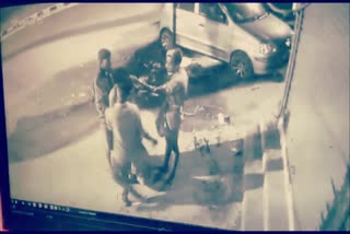 புதுப்பேட்டையில் இளைஞர் கொலை  சென்னை குற்றச் செய்திகள்  தமிழ்நாடு குற்றச் செய்திகள்  கொலை சிசிடிவி காட்சிகள்  Murder CCTV Footages  Chennai Crime News  Tamilnadu Crime News  Youth Murdered in Puthuppettai  Puthuppettai Youth Murdered CCTV Footages