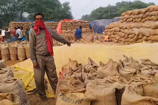 FarmeR paddy is lying in procurement center for 15 days IN BALOD