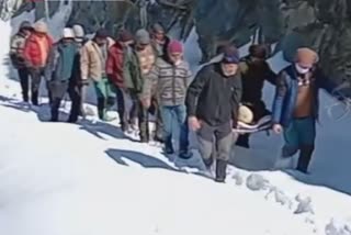 Lahaul snowfall:Villagers lift patient for 15 kilometer on stretcher