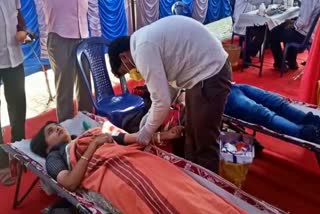 kusum-h-donate-blood-for-mp-d-k-sureshs-birthday