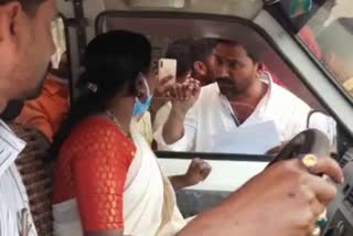 congress-activists-did-gherao-to-gangavati-tehsildar-vehicle