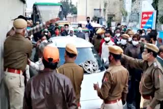 protest outside Transport Nagar police station, MLA Rafiq Khan