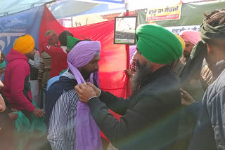 Sikh community farmers are tying turban to young farmers of Haryana on Singhu border