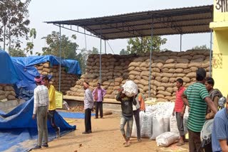 farmers-face-problems-due-to-clutter-in-khodari-paddy-purchase-center-of-gaurela
