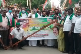 Rally carrying an air plow demanding the repeal of agricultural laws