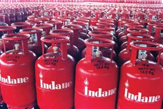 சமையல் எரிவாயு சிலிண்டர் விலை  gas cylinder price  Gas price hike suffers public  Gas price hike  Economists comment on rising gas prices  Economists gas prices  வெங்கடேஷ் ஆத்ரேயா  Venkatesh B. Athreya  பொருளாதார நிபுணர்கள்  சமையல் எரிவாயு விலை