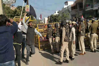 farmers-reached-bjps-fasting-site-with-shouting-slogans-in-fatehabad