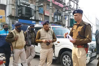 छापेमारी को पहुंची पुलिस