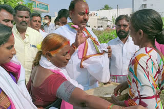 gadwal mla bandla krishna mohan reddy intintiki bikshatan programme