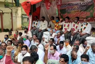 ttd forest staff protest in iscan road thirupathi