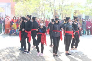 young-girl-students-gave-message-of-women-empowerment-through-street-plays