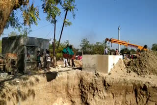 muparam dead body,  labour dead body in well