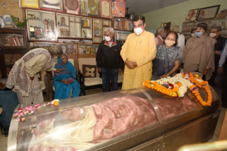 union minister nitin gadkari pays tribute to MG vaidya in nagpur