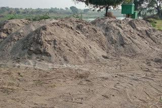 ಅಕ್ರಮ ಮರಳು ವಶಕ್ಕೆ ಪಡೆದ ಅಧಿಕಾರಿಗಳು