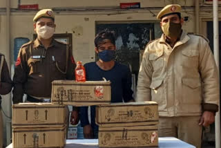 kalindi kunj police arrested liquor smuggler