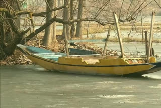 Frozen Dal Lake a memorable sight for locals, tourists