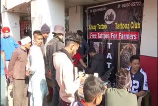 punjab-based-artists-inking-tattoos-for-free-at-singhu-border-to-support-agitating-farmers