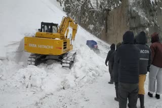 Bandipora: Vehicles trapped in snow rescued by Indian Army