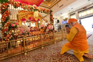 PM Modi offers prayers at Gurudwara Rakabganj