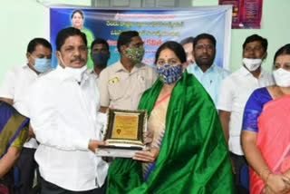 mp-kavitha-inaugurated-shuttle-sports-at-maripada-in-mahabubabad