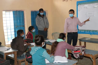 Rajgarh Collector took Mathematics class of Class X children in Tanwarwad