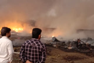 Fire breaks out Gujarat godown  Gujarat godown fire  Fire at Gujarat godown  Valsad district godown fire  ഗുജറാത്തിലെ വൽസാദ് ജില്ലയിൽ ഗോഡൗണിന് തീപിടിച്ചു  ഗോഡൗണിന് തീപിടിച്ചു  തീപിടിത്തം  ഗാന്ധിനഗർ