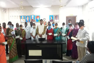 mla sridher babu distributed kalyana laxmi cheques at manthani