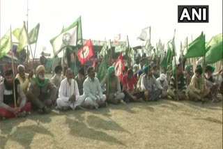 Farmers pay tribute to those who died during protest  കര്‍ഷക പ്രക്ഷോഭത്തിനിടെ ജീവന്‍ നഷ്ടപ്പെട്ടവര്‍ക്ക് ആദരാജ്ഞലി അര്‍പ്പിച്ച് കര്‍ഷ സംഘടനകള്‍  കര്‍ഷക പ്രക്ഷോഭം  ജീവന്‍ നഷ്ടപ്പെട്ടവര്‍ക്ക് ആദരാജ്ഞലി അര്‍പ്പിച്ച് കര്‍ഷ സംഘടനകള്‍  ശ്രദ്ധാജ്ഞലി ദിവസ്‌  Farmers pay tribute  കാര്‍ഷിക നിയമങ്ങള്‍  Farmers protest