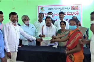 mla aruri ramesh cheques distribution at parvathagiri Mandal in Warangal