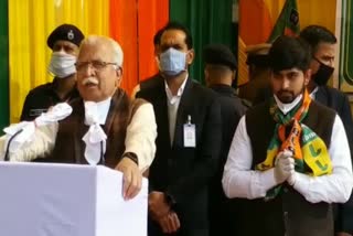 Haryana CM shown black flags by farmers