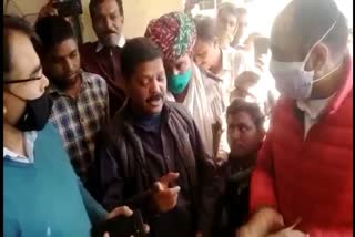 Congress leader Priyavrat Singh reprimanded the tehsildar