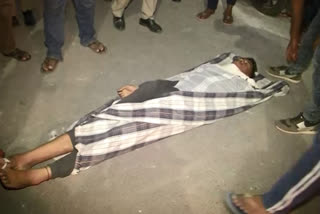 protest with dead body before police station