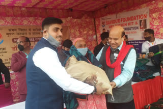 BJP leader Vijay Jolly along with NGO distributed blankets and ration