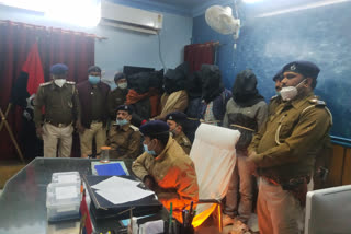 प्रेसवार्ता करते पुलिस अधीक्षक