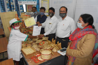 Self-help group women trained for making home decoration item