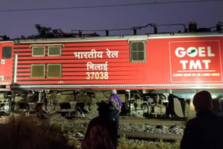 Puri-Surat Express train hit elephant  Puri-Surat Express train derails  Elephant killed by train  ആനയെ ഇടിച്ച് ട്രെയിനിന്‍റെ പാളം തെറ്റി  പുരി-സൂറത്ത് എക്‌സ്‌പ്രസ്  ഒഡിഷ ട്രെയിനിന്‍റെ പാളം തെറ്റി