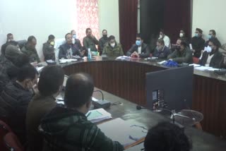 ووٹ شماری کے حوالے سے ڈوڈہ میں انتظامی آفسران و سیاسی جماعتوں کے مابین میٹنگ منعقد