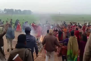 Clash breaks out between police and villagers in Jharkhand  Clash in Jharkhand  Clash over opening of liquor shop  പൊലീസും നാട്ടുകാരും തമ്മിൽ സംഘർഷം  മദ്യവിൽപനശാല  ദ്യവിൽപനശാല തുറന്നതിനെതിരെ പ്രതിഷേധം