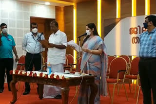 അംഗങ്ങൾ സത്യപ്രതിജ്ഞ ചെയ്‌തു  Elected members were sworn in at Thiruvananthapuram  Thiruvananthapuram  Elected members were sworn  തെരഞ്ഞെടുക്കപ്പെട്ട അംഗങ്ങൾ സത്യപ്രതിജ്ഞ ചെയ്‌തു  സത്യപ്രതിജ്ഞ ചെയ്‌തു അധികാരമേറ്റു