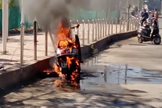 activa-two-wheeler-caught-fire-at-nanakheda-bus-stand-in-ujjain