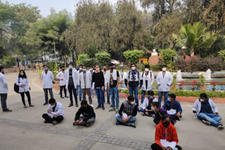 LNJP hospital resident doctors protested to start non-covid service in delhi