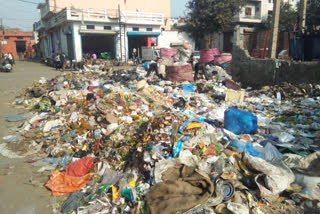 lack of garbage dumping zone at mayapuri industrial area in delhi